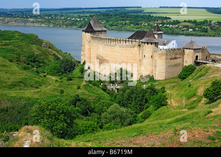 Les murs et les tours de la forteresse de Khotin (1325-1460), château médiéval, Dniestr, Podolie, Chernivtsi oblast (province), Ukraine Banque D'Images