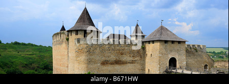 Les murs et les tours de la forteresse de Khotin (1325-1460), château médiéval, Podolie, Chernivtsi oblast (province), Ukraine Banque D'Images