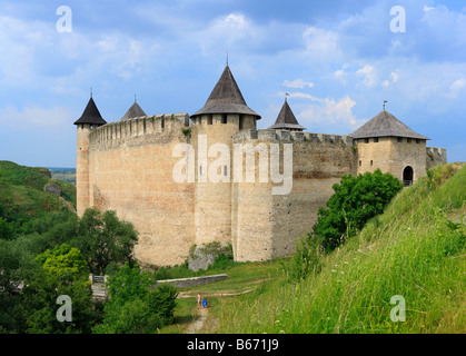 Les murs et les tours de la forteresse de Khotin (1325-1460), château médiéval, Podolie, Chernivtsi oblast (province), Ukraine Banque D'Images