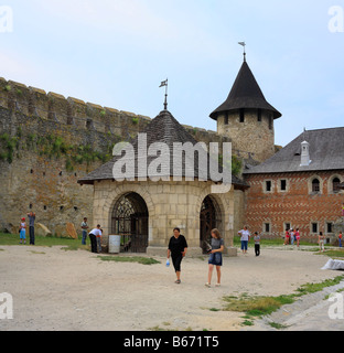 Les murs et les tours de la forteresse de Khotin (1325-1460), château médiéval, Podolie, Chernivtsi oblast (province), Ukraine Banque D'Images