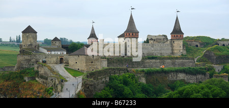 Les murs et les tours de la forteresse médiévale Kamianets Podilskyi (Kamenetz, Kamieniec), Podolie, Kiev oblast (région), de l'Ukraine Banque D'Images