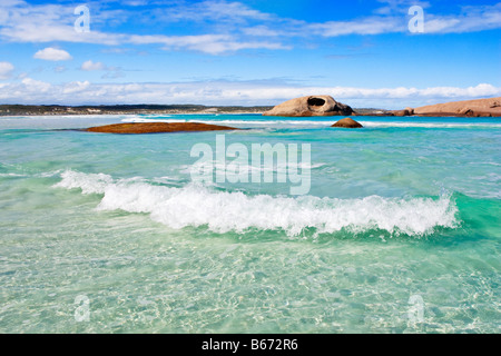 Une vague se brisant sur le sable blanc de la plage de crépuscule en espérance, l'ouest de l'Australie Banque D'Images