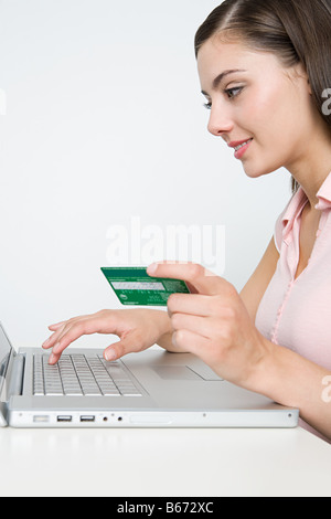 Woman shopping online Banque D'Images