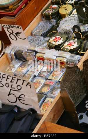 Insignes militaire communiste Guerre Froide et souvenirs en vente au marché d'antiquités de décrochage à Bologne, Italie. Banque D'Images