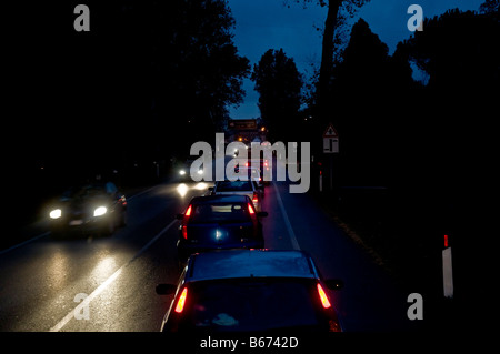 Soirée lourde l'heure de pointe sur la route entre Trévise et Venise en Italie Banque D'Images