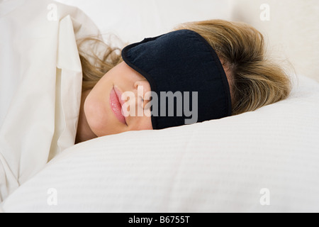 Femme dormir avec un masque pour les yeux sur Banque D'Images