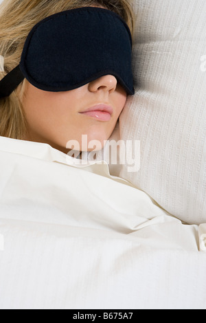 Sleeping woman wearing eye mask Banque D'Images