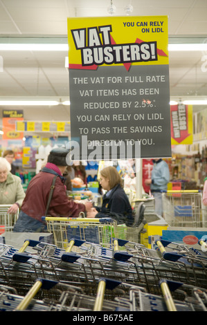 Les gens du shopping au supermarché discount Lild avec affiche annonçant la baisse de la TVA à 15 mis en œuvre en décembre 2008 au Royaume-Uni Banque D'Images