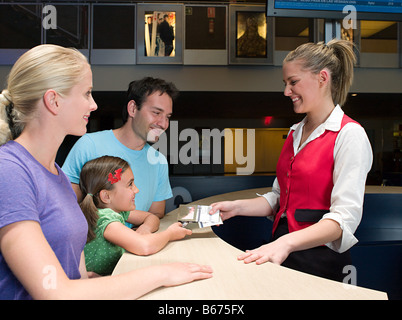 Une famille qui achète des billets de l'box office Banque D'Images