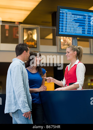 Un couple qui achète des billets de l'box office Banque D'Images