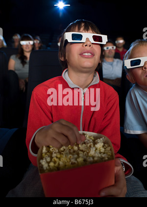 Un garçon regardant un film en 3d Banque D'Images