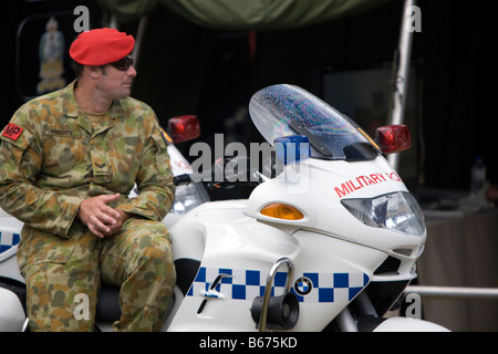 Policier en uniforme militaire australien à cheval sur sa moto bmw Banque D'Images