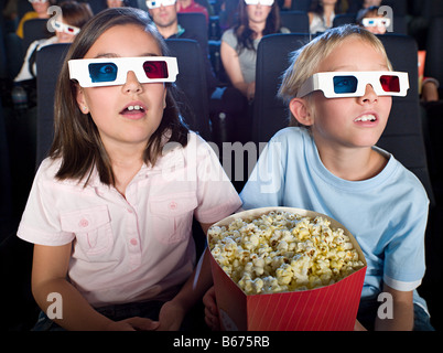 Garçon et fille à regarder un film en 3d Banque D'Images