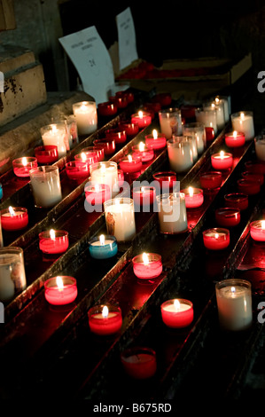 Images de bougies dans les églises où une prière est faite et une bougie allumée pour penser à des êtres chers et d'autres à Noël Banque D'Images