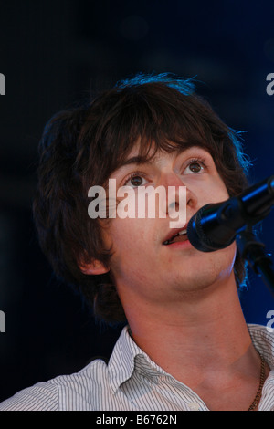 Alex Turner en live à Glastonbury Festival Juin 2008 avec les Last shadow puppets est également chanteur du groupe Arctic Monkeys Banque D'Images