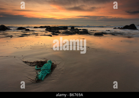 Saligo Bay, ancien bleu corde échouée sur la plage, Islay, en Écosse. Banque D'Images