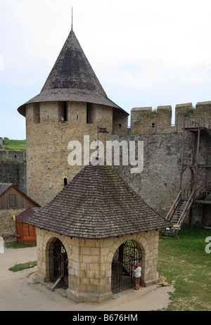 Les murs et les tours de la forteresse de Khotin (1325-1460), château médiéval, Podolie, Chernivtsi oblast (province), Ukraine Banque D'Images