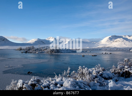 Belle scène de matin sur Rannoch Moor soulignant la brume matinale, le lac gelé, la neige sur les montagnes et vue imprenable Banque D'Images