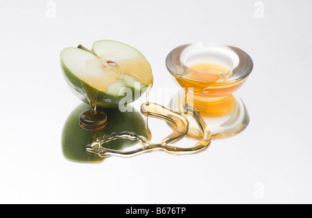 Les pommes et le miel des symboles de Roah Hachana le Nouvel An juif sur fond blanc Banque D'Images