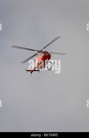 Welsh air ambulance battant sur la côte ouest du pays de Galles lors d'une journée ensoleillée Banque D'Images