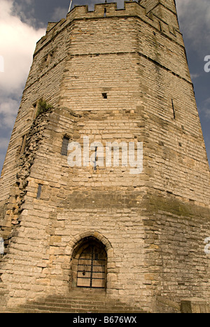 Les murs du château de Caernarfon et tourelles Banque D'Images