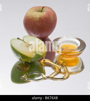 Les pommes et le miel des symboles de Roah Hachana le Nouvel An juif sur fond blanc Banque D'Images