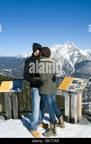 Jeune couple au sommet du mont Sulphur, parc national Banff, Banff Alberta Canada Banque D'Images