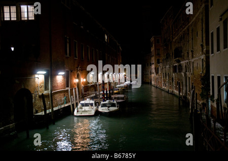 Scène de nuit à Venise près du palais des Doges à San Marco Banque D'Images