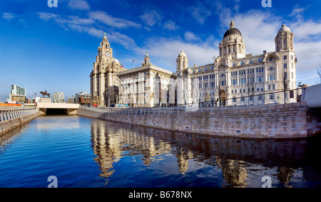 Le nouveau canal à travers l'avant de la Liverpool pierhead Banque D'Images