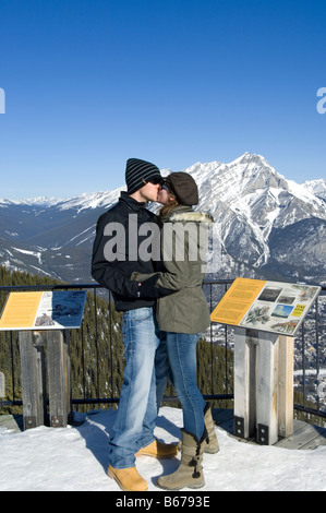 Jeune couple au sommet du mont Sulphur, parc national Banff, Banff Alberta Canada Banque D'Images