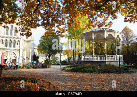 Kiosque avec Munsterkerk en automne Munsterplein Roermond Pays-Bas Banque D'Images