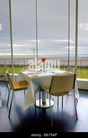 La vue sur la baie depuis le restaurant de l'hôtel Midland à Morecambe Banque D'Images