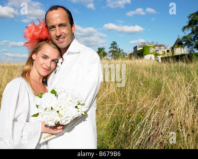 Couple marié dans un champ Banque D'Images