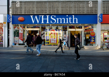 WH Smith marchand de fournitures de bureau de poste et sur Gallowtree Gate à Leicester City Banque D'Images