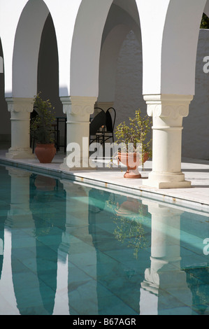 Reflets dans la piscine de la Villa Sebastian, Tunisie Banque D'Images