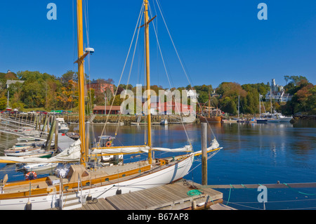 Yachts amarrés dans le port de Rockport harbor Maine USA États-Unis d'Amérique Banque D'Images