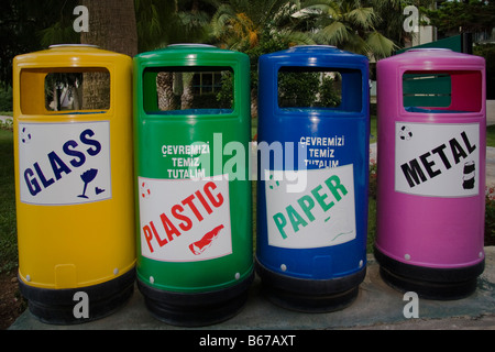 Bacs de recyclage multi-couleur Banque D'Images