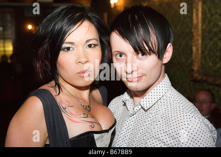 Un portrait d'une jeune, mixed race couple Banque D'Images