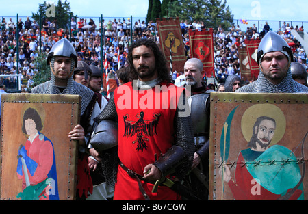 L'homme habillé en chevalier médiéval xive siècle flanquée de deux hommes d'armes avec shields à Corsa all'anello festival, Narni, Banque D'Images