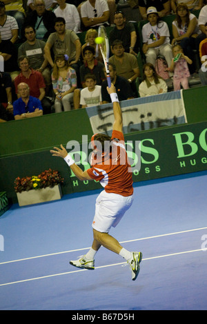 Joueur de tennis Espagnol David Ferrer frapper une balle smash durant la finale de la Coupe Davis 2008 contre joueur argentin Nalbandian Banque D'Images