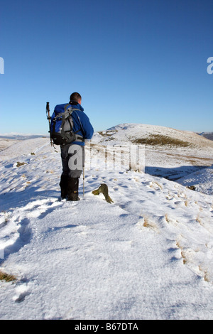 Hillwalker à n/e à travers le Kilpatrick Hills au Campsie Fells en hiver Banque D'Images