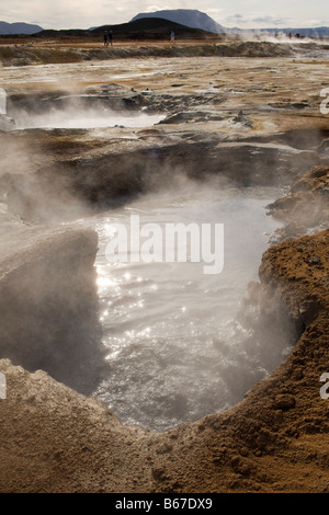 Piscine de boue bouillante à Námafjall, zone géothermique près de Akureyri, Islande du nord. Banque D'Images
