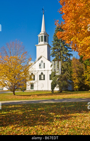 Couleurs d'automne autour de l'église traditionnelle bois blanc vêtu Townshend California United States of America USA Banque D'Images