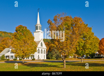 Couleurs d'automne autour de l'église traditionnelle bois blanc vêtu Townshend California United States of America USA Banque D'Images