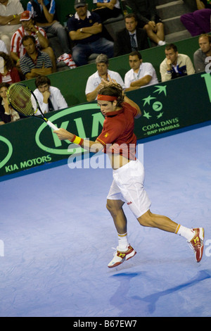 Joueur de tennis espagnol Feliciano Lopez frapper un coup dur lors de la finale de Coupe Davis 2008 contre joueur Argentin Del Potro Banque D'Images