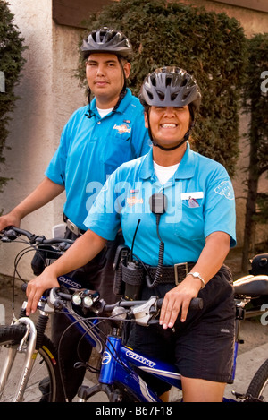 Deux Hispanic location-monté des gardiens de sécurité posant à Long Beach, CA, USA Banque D'Images