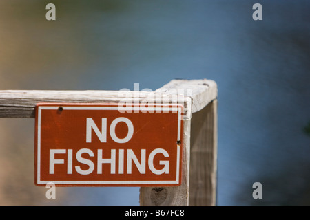 Aucun signe de pêche affiché sur le rails en bois à la petite communauté étang Banque D'Images