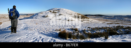 Hillwalker à n/e à travers le Kilpatrick Hills au Campsie Fells en hiver Banque D'Images