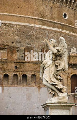 Statue sur le Ponte Sant Angelo pont en face de Castel Sant Angelo château à Rome Italie Europe Banque D'Images