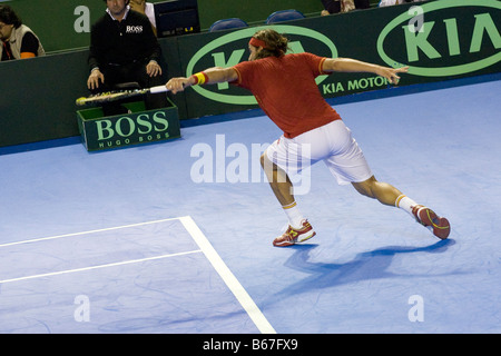 Joueur de tennis espagnol Feliciano Lopez frapper un coup de revers au cours de la finale de Coupe Davis 2008 contre Del Potro argentines Banque D'Images